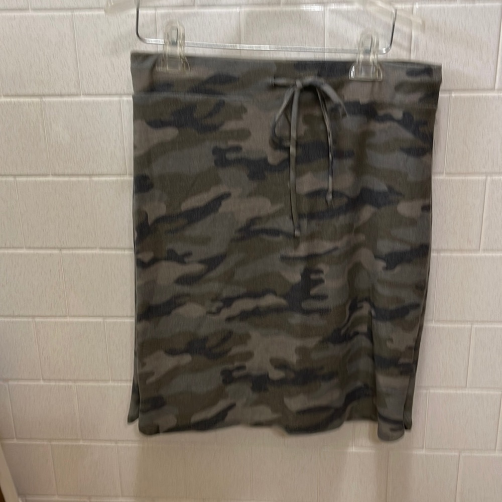 Nic & Lulu Adjustable Waist Skirt in Camouflage Size Med-NWT